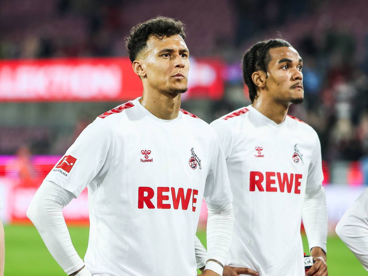 Davie Selke und Damion Downs stehen nach einem Spiel enttäuscht vor den Fans.