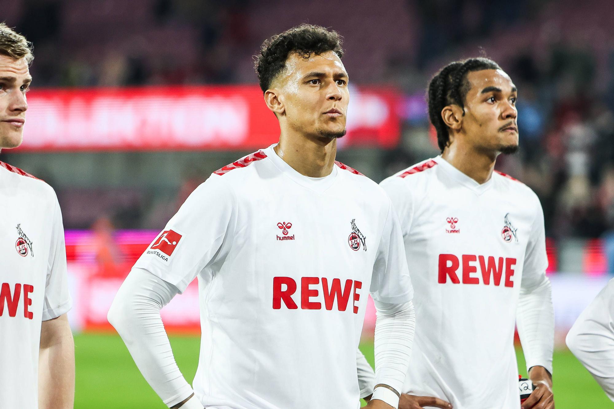 Davie Selke und Damion Downs stehen nach einem Spiel enttäuscht vor den Fans.