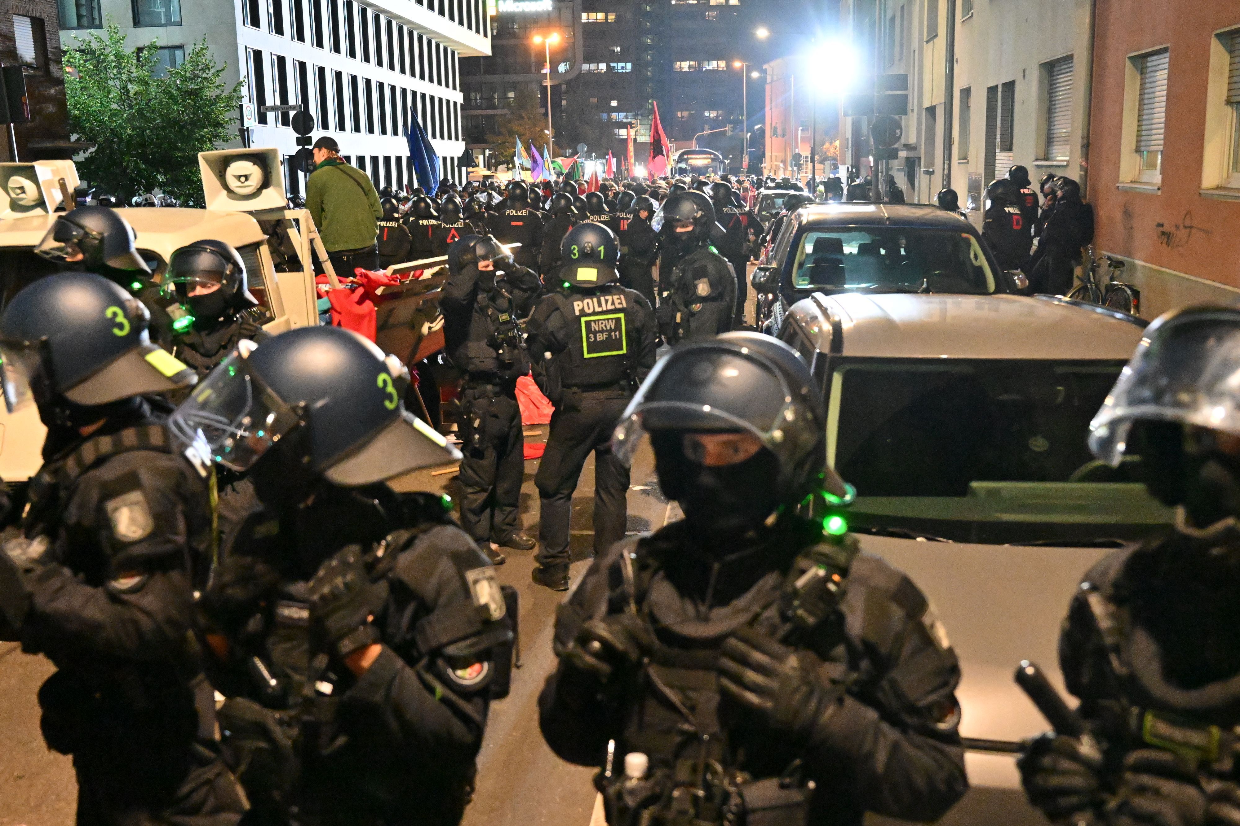 Am 30. August 2025 spitzte sich die Lage zu. Eine Versammlung auf der Mechtildisstraße wurde von der Polizei aufgelöst. Über Stunden wurden in der Kölner Innenstadt zahlreiche Teilnehmer eingekesselt.