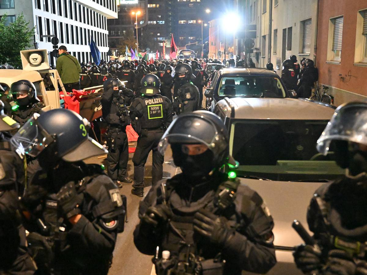 Am 30. August 2025 spitzte sich die Lage zu. Eine Versammlung auf der Mechtildisstraße wurde von der Polizei aufgelöst. Über Stunden wurden in der Kölner Innenstadt zahlreiche Teilnehmer eingekesselt.