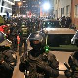 Am 30. August 2025 spitzte sich die Lage zu. Eine Versammlung auf der Mechtildisstraße wurde von der Polizei aufgelöst. Über Stunden wurden in der Kölner Innenstadt zahlreiche Teilnehmer eingekesselt.