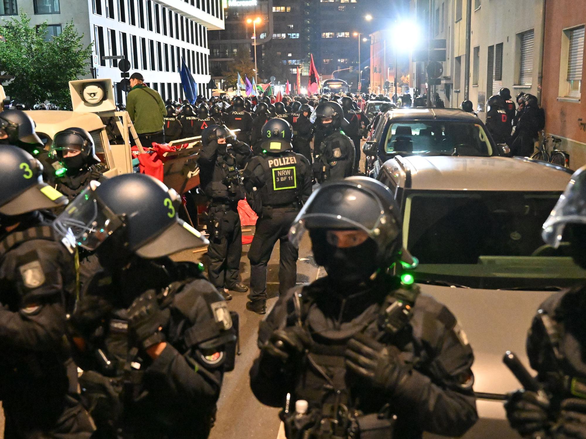 Am 30. August 2025 spitzte sich die Lage zu. Eine Versammlung auf der Mechtildisstraße wurde von der Polizei aufgelöst. Über Stunden wurden in der Kölner Innenstadt zahlreiche Teilnehmer eingekesselt.