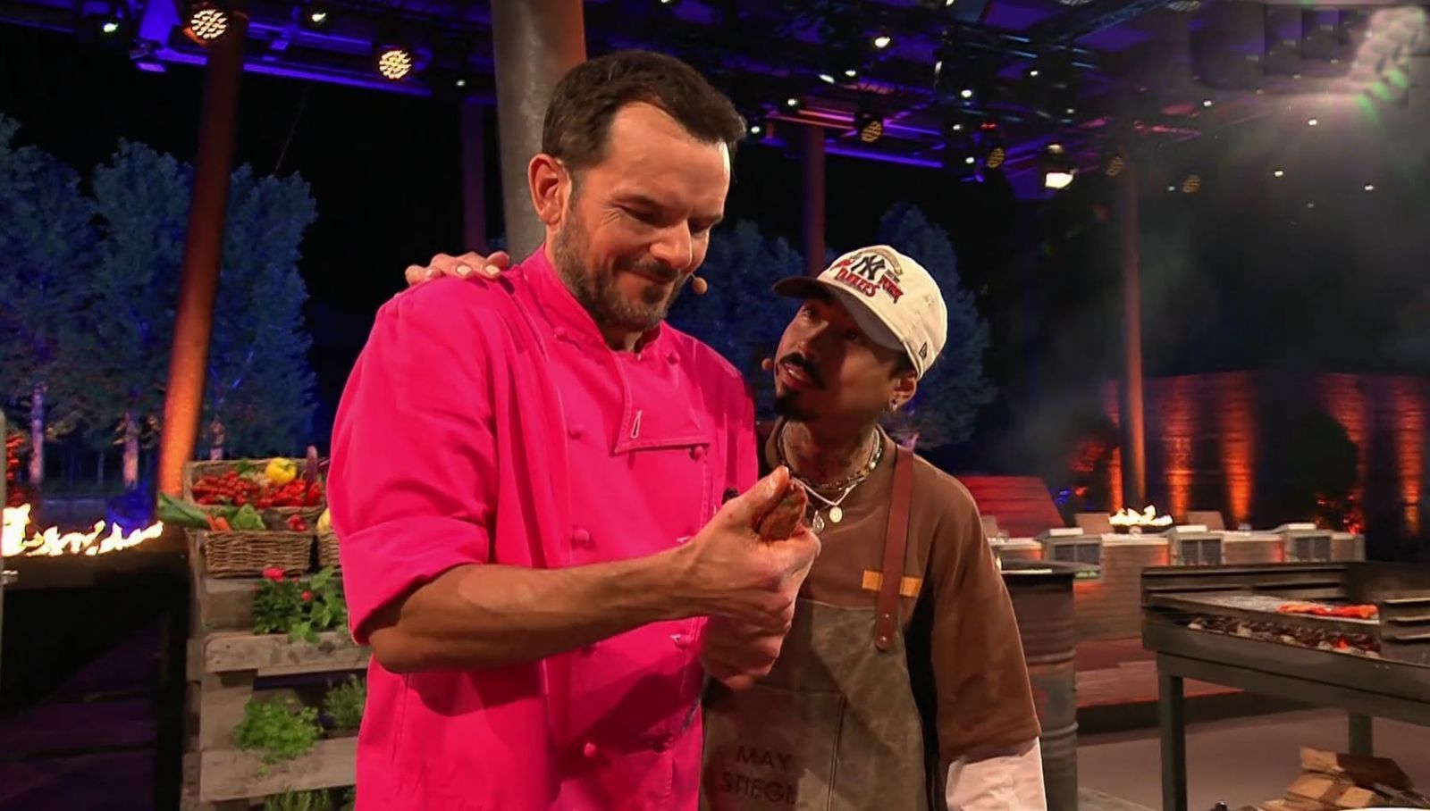 Steffen Henssler war bei ersten „Grill den Henssler Sommer-Special“ (VOX) nicht so gut auf Tony Bauer zu sprechen. Denn der Comedian trickste ihn gleich doppelt aus. (Bild: RTL)