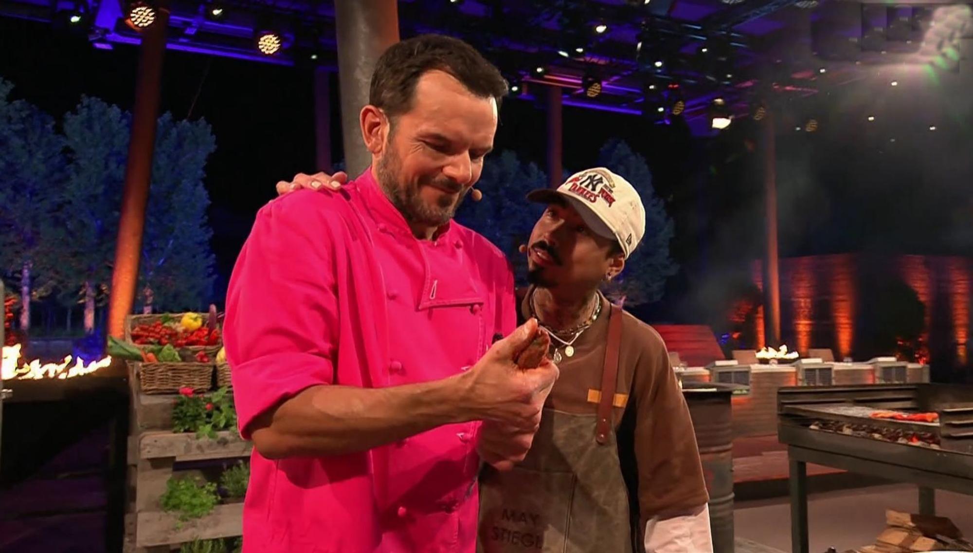 Steffen Henssler war bei ersten „Grill den Henssler Sommer-Special“ (VOX) nicht so gut auf Tony Bauer zu sprechen. Denn der Comedian trickste ihn gleich doppelt aus. (Bild: RTL)