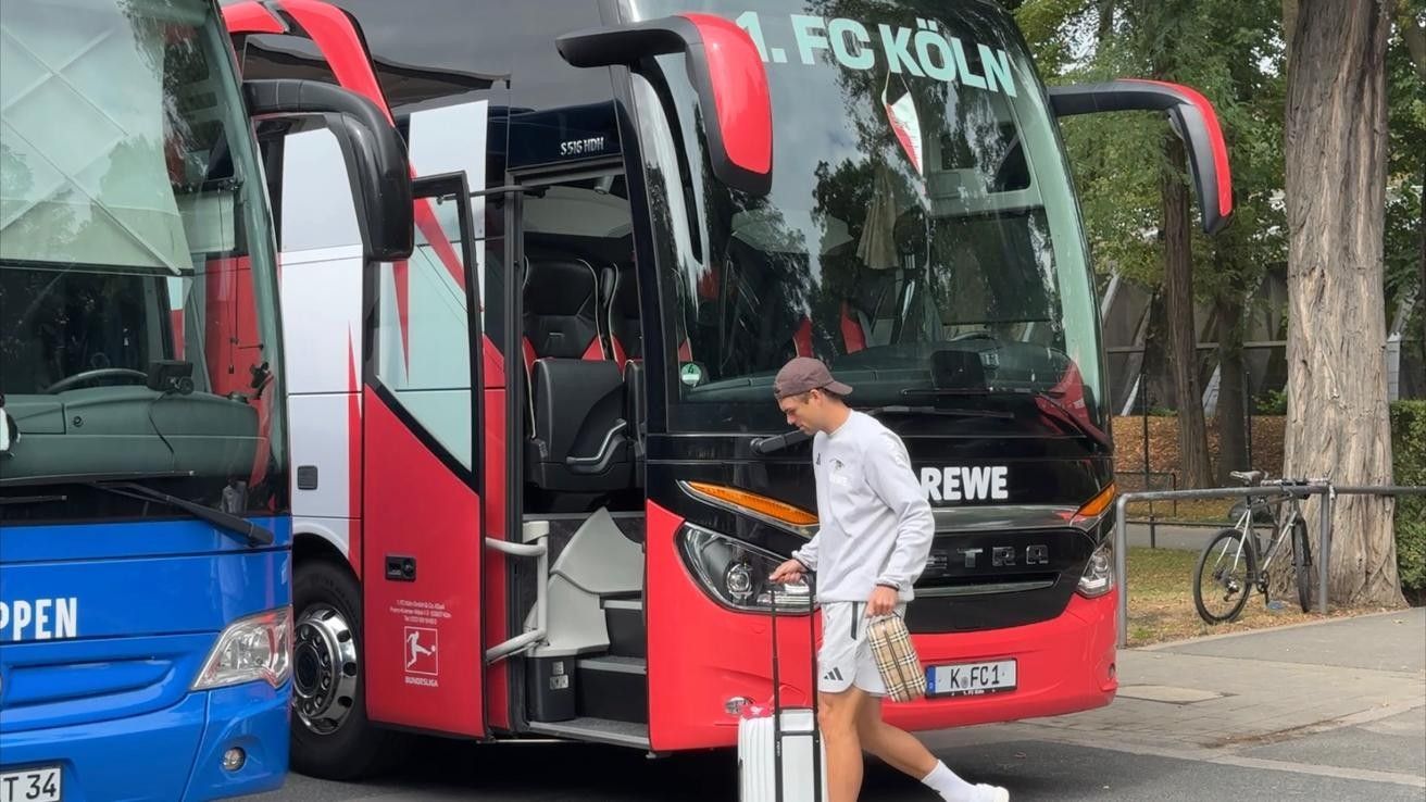 Beim Gang in den Mannschaftsbus des 1. FC Köln: Joel Schmied.