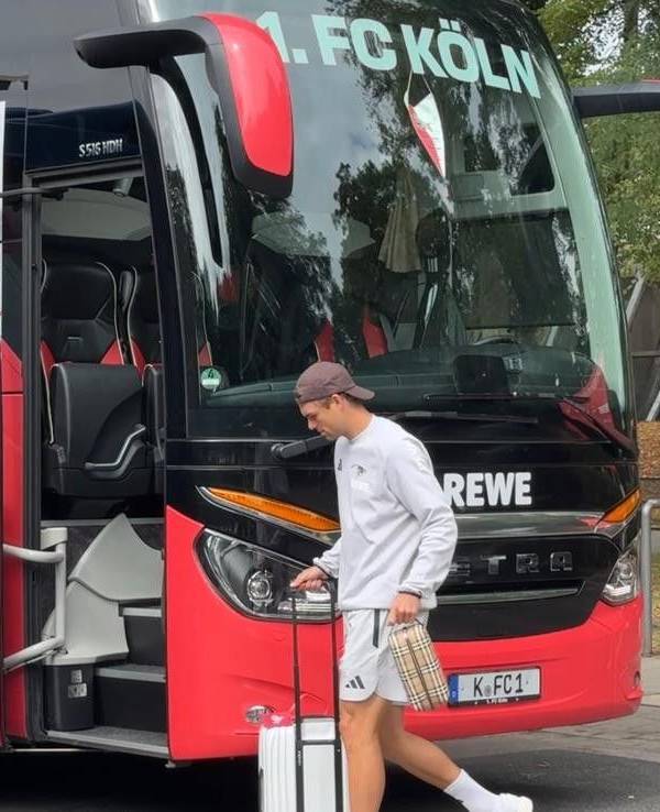 Beim Gang in den Mannschaftsbus des 1. FC Köln: Joel Schmied.