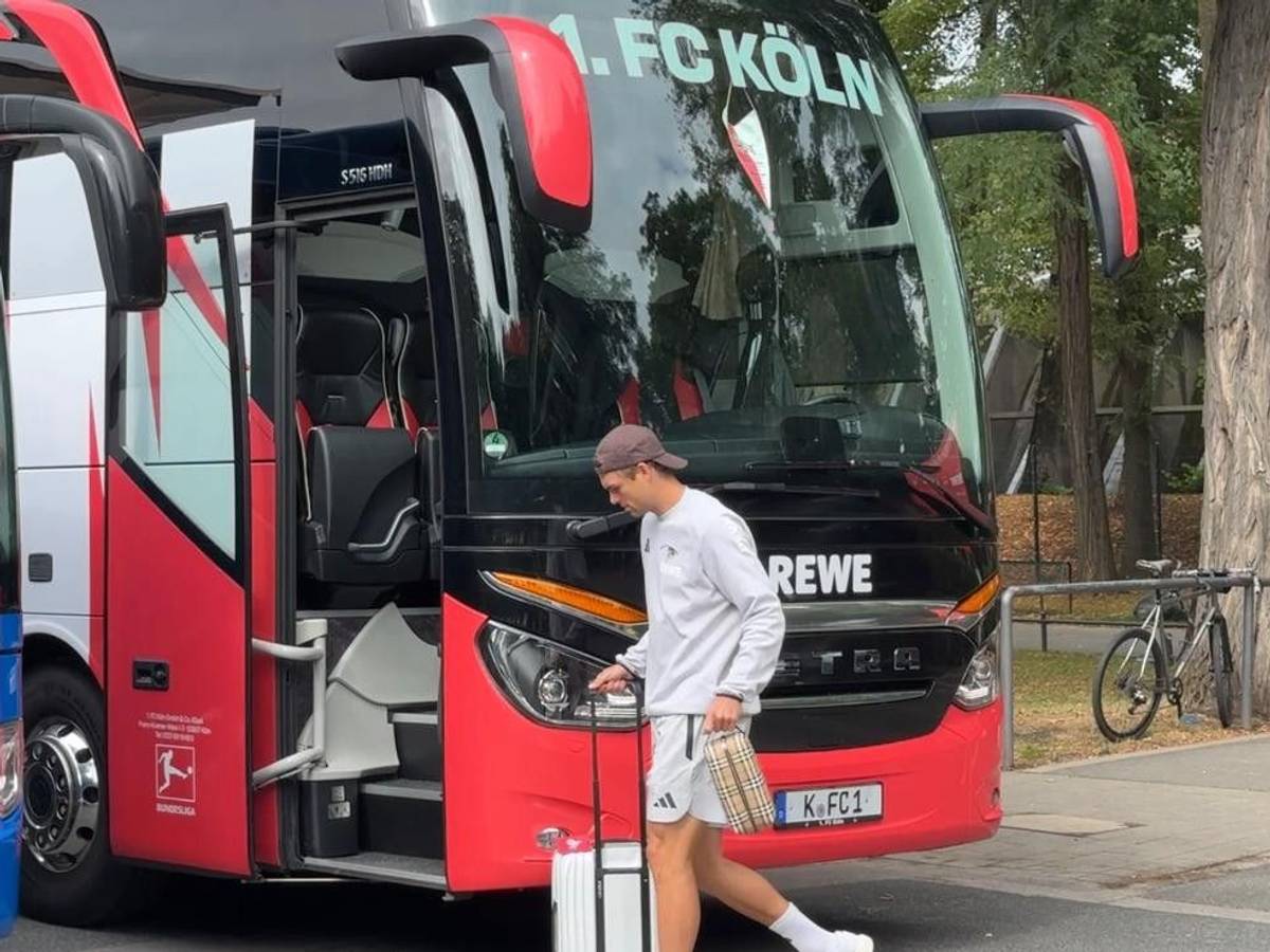 Beim Gang in den Mannschaftsbus des 1. FC Köln: Joel Schmied.