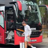 Beim Gang in den Mannschaftsbus des 1. FC Köln: Joel Schmied.