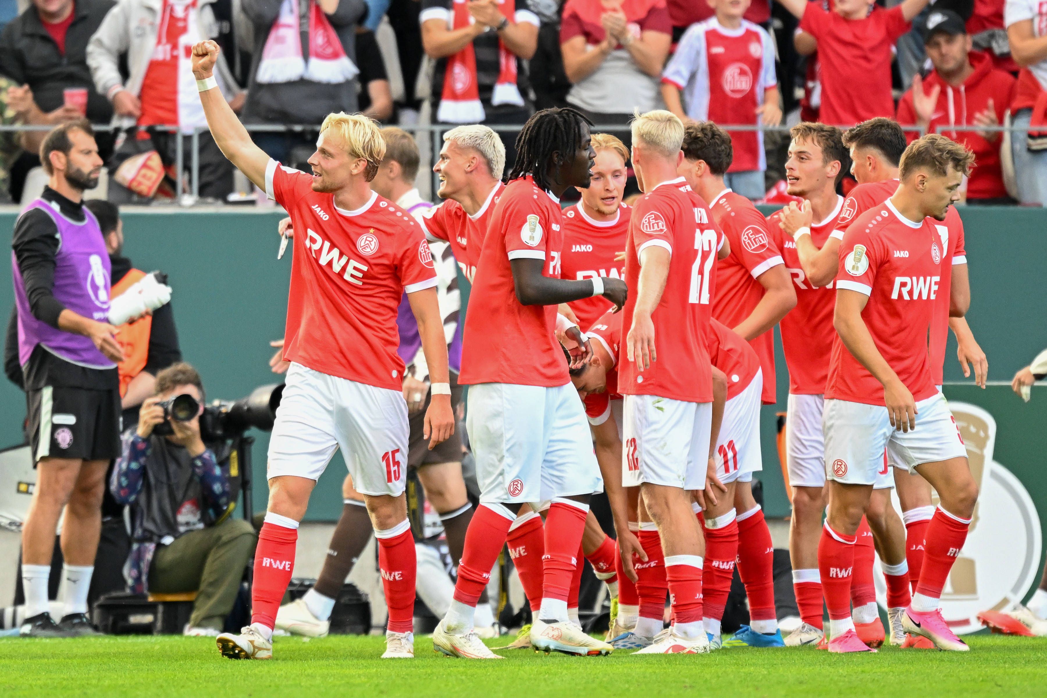 Jubel bei den Spielern von Rot-Weiss Essen.