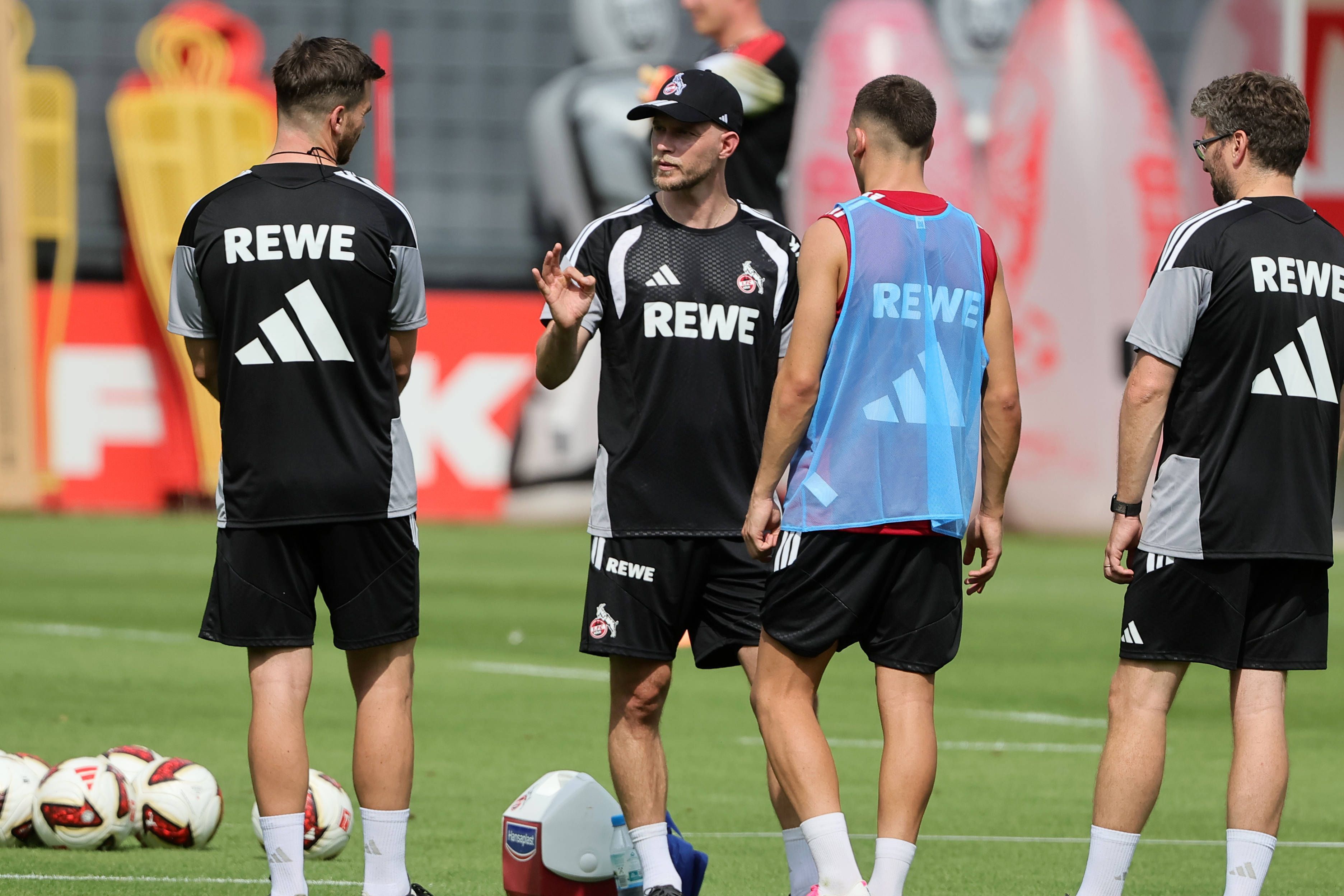 Trainer René Wagner gibt im FC-Training Anweisungen.