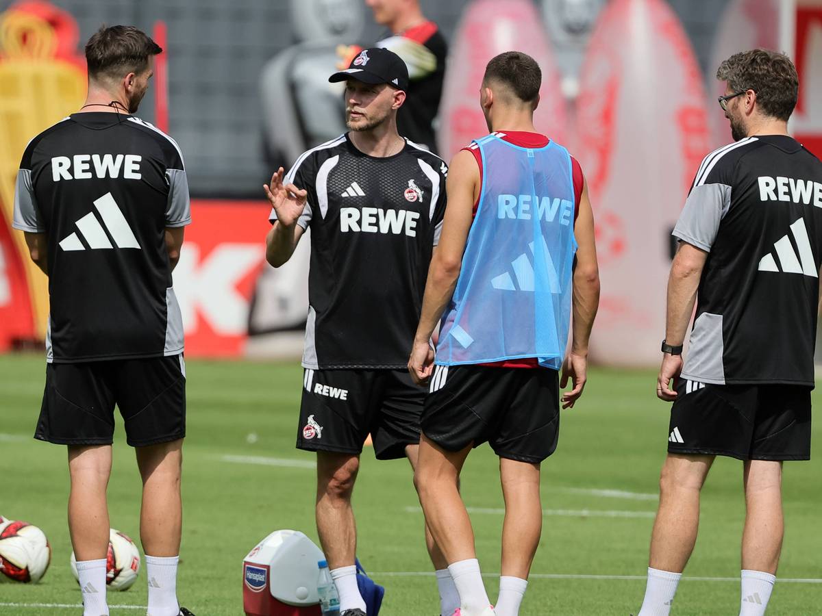 Trainer René Wagner gibt im FC-Training Anweisungen.