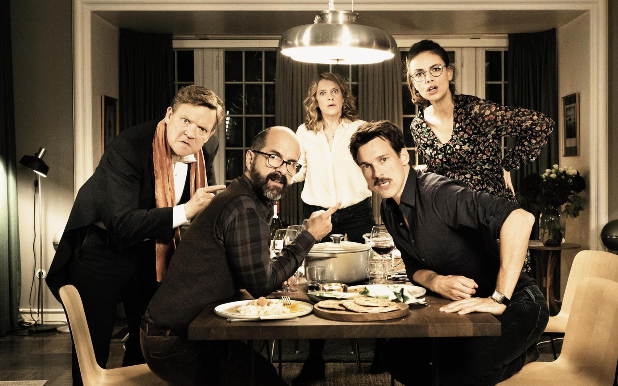 Ein Abendessen gerät aus den Fugen, von links: René (Justus von Dohnányi), Stephan (Christoph Maria Herbst), Elisabeth (Caroline Peters), Thomas (Florian David Fitz) und Anna (Janina Uhse). (Bild: 2018 Constantin Film / Tom Trambow)