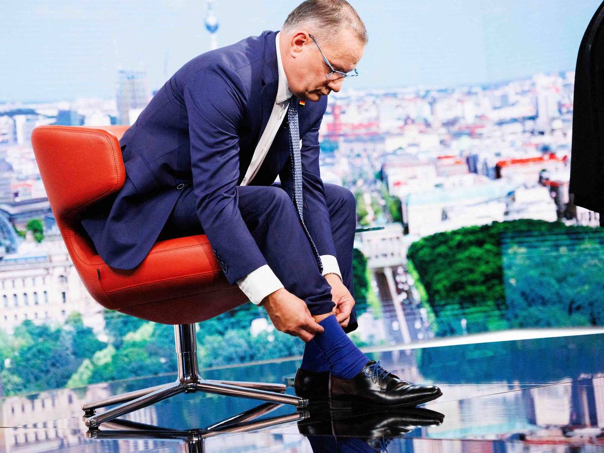 AfD-Chef Tino Chrupalla vor Beginn der Aufzeichnung des ARD-Sommerinterviews im „Bericht aus Berlin“ im ARD-Hauptstadtstudio.