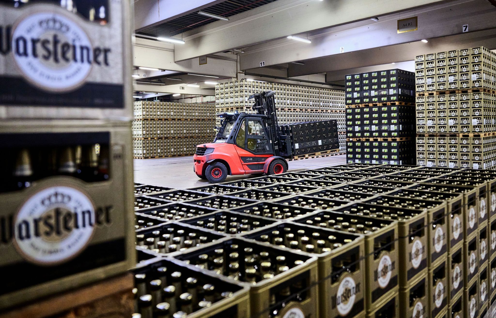 Der Bierkonzern um Warsteiner verlagert seine Bierproduktion aus Herford und Paderborn an den Stammsitz in Warstein. (Archivbild)