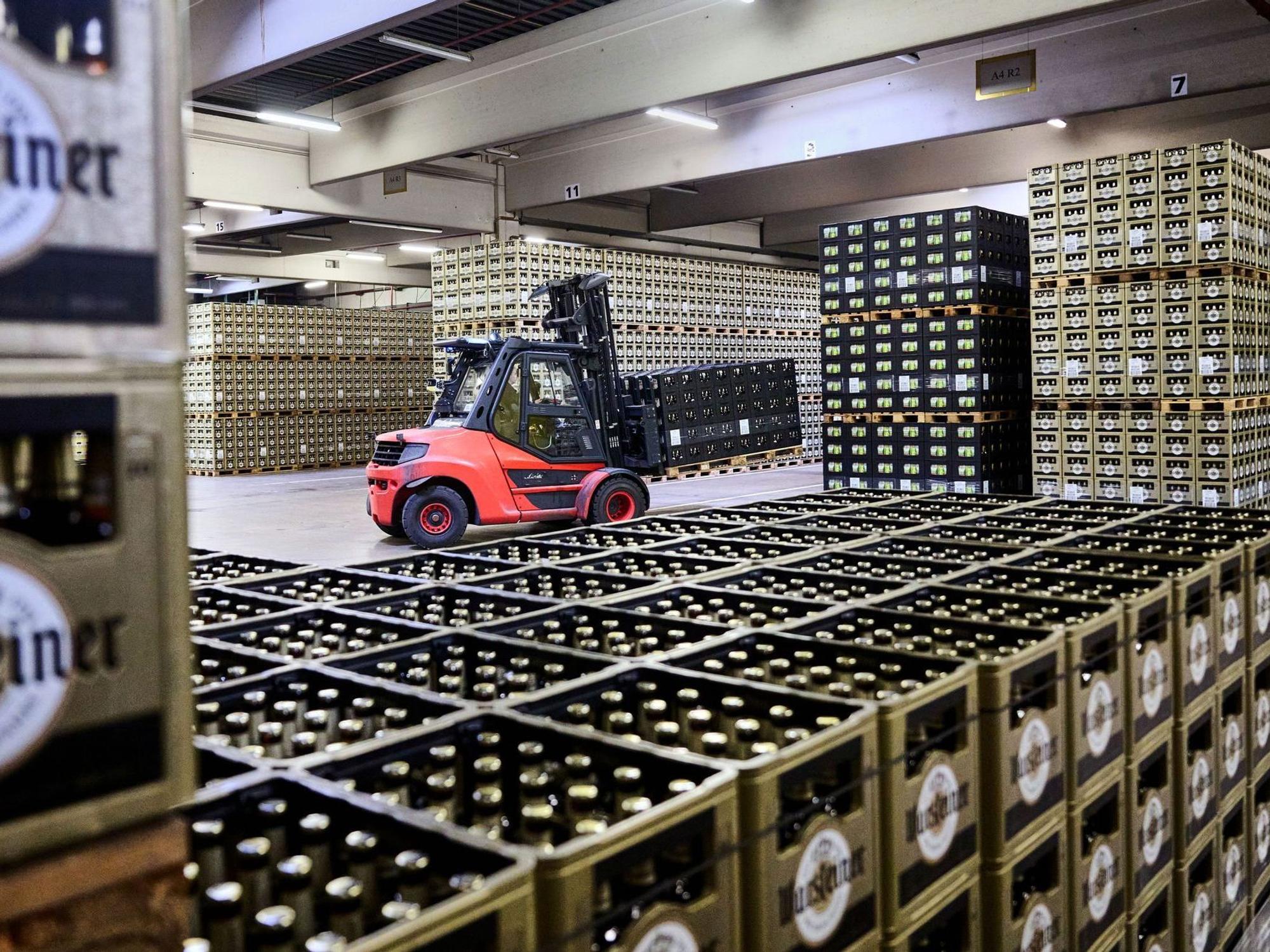 Der Bierkonzern um Warsteiner verlagert seine Bierproduktion aus Herford und Paderborn an den Stammsitz in Warstein. (Archivbild)