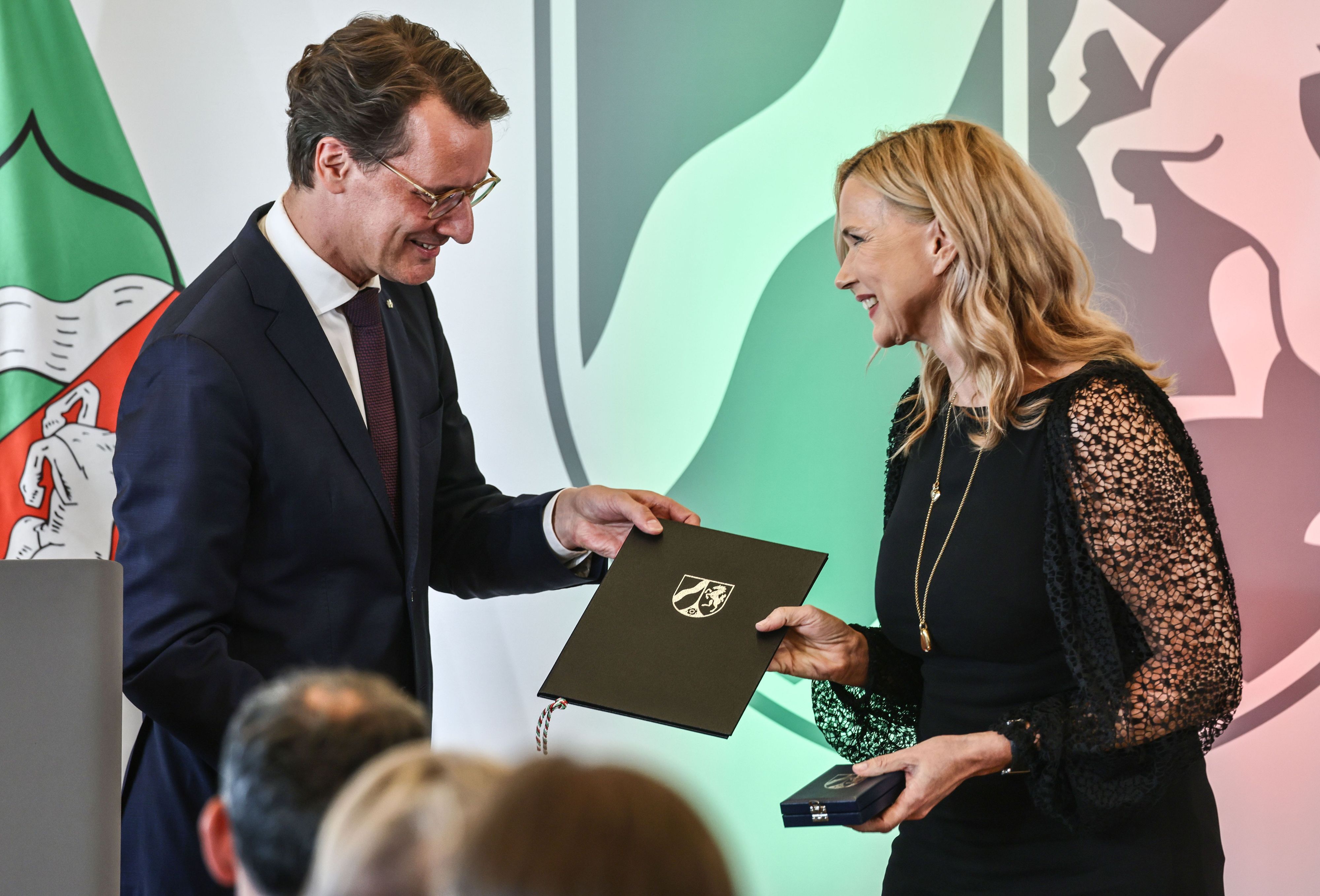 Veronica Ferres nimmt von Hendrik Wüst den Landesverdienstorden entgegen.
