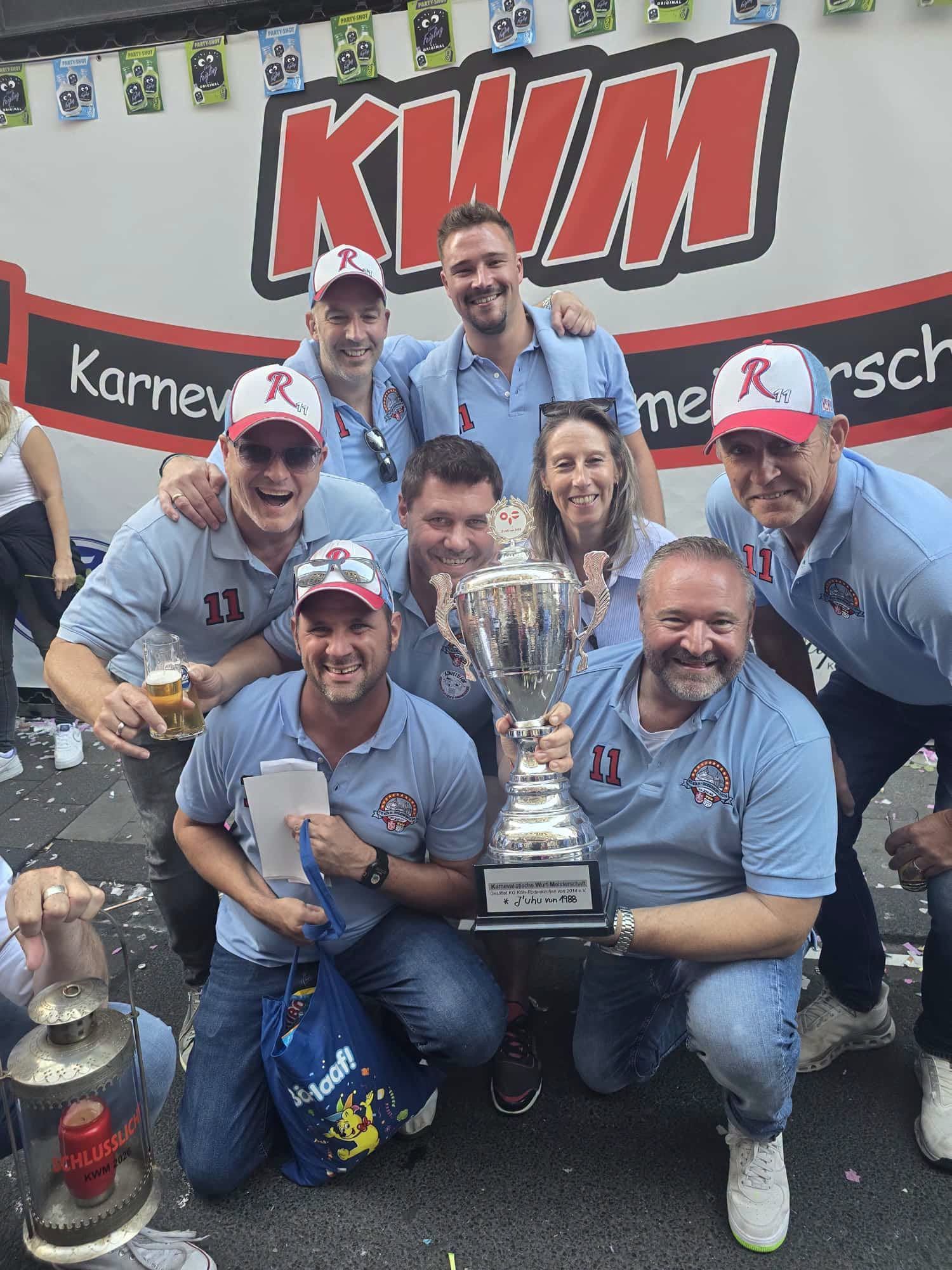 Das Team der KG Köln-Rodenkirchen mit Siegerpokal.