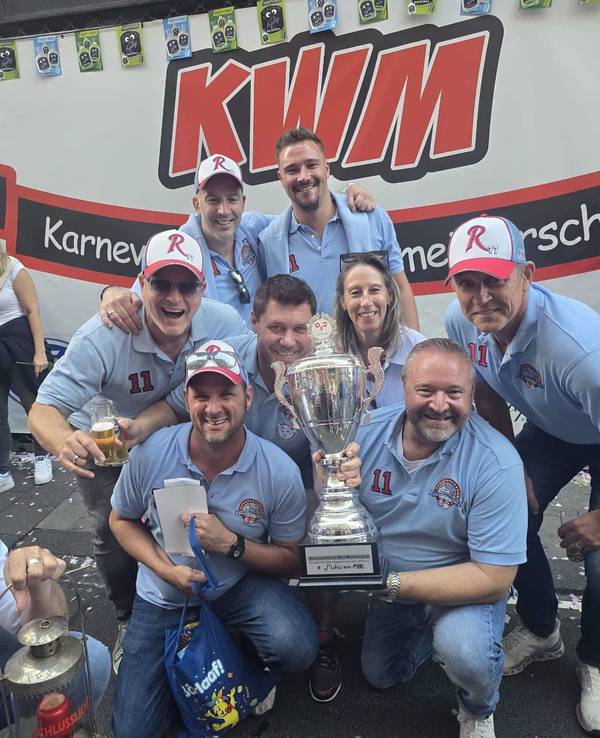 Das Team der KG Köln-Rodenkirchen mit Siegerpokal.