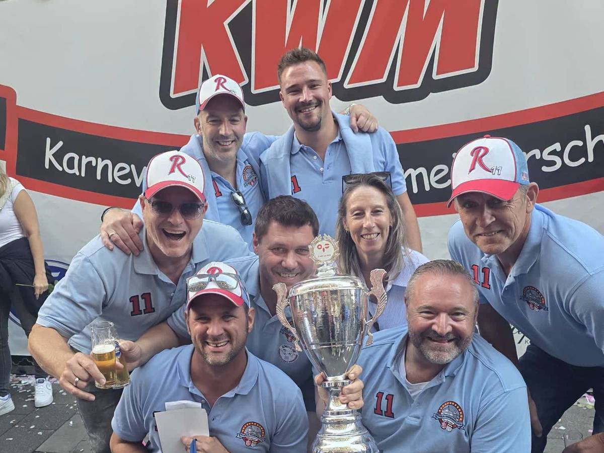 Das Team der KG Köln-Rodenkirchen mit Siegerpokal.