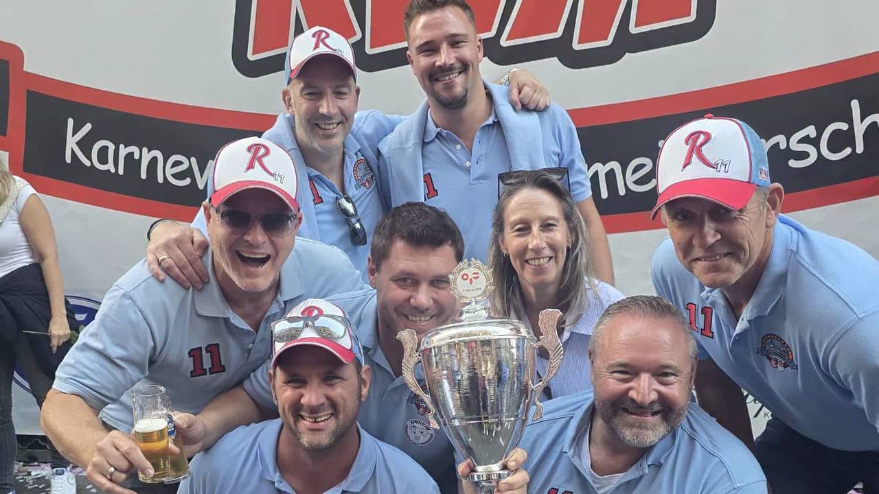 Das Team der KG Köln-Rodenkirchen mit Siegerpokal.