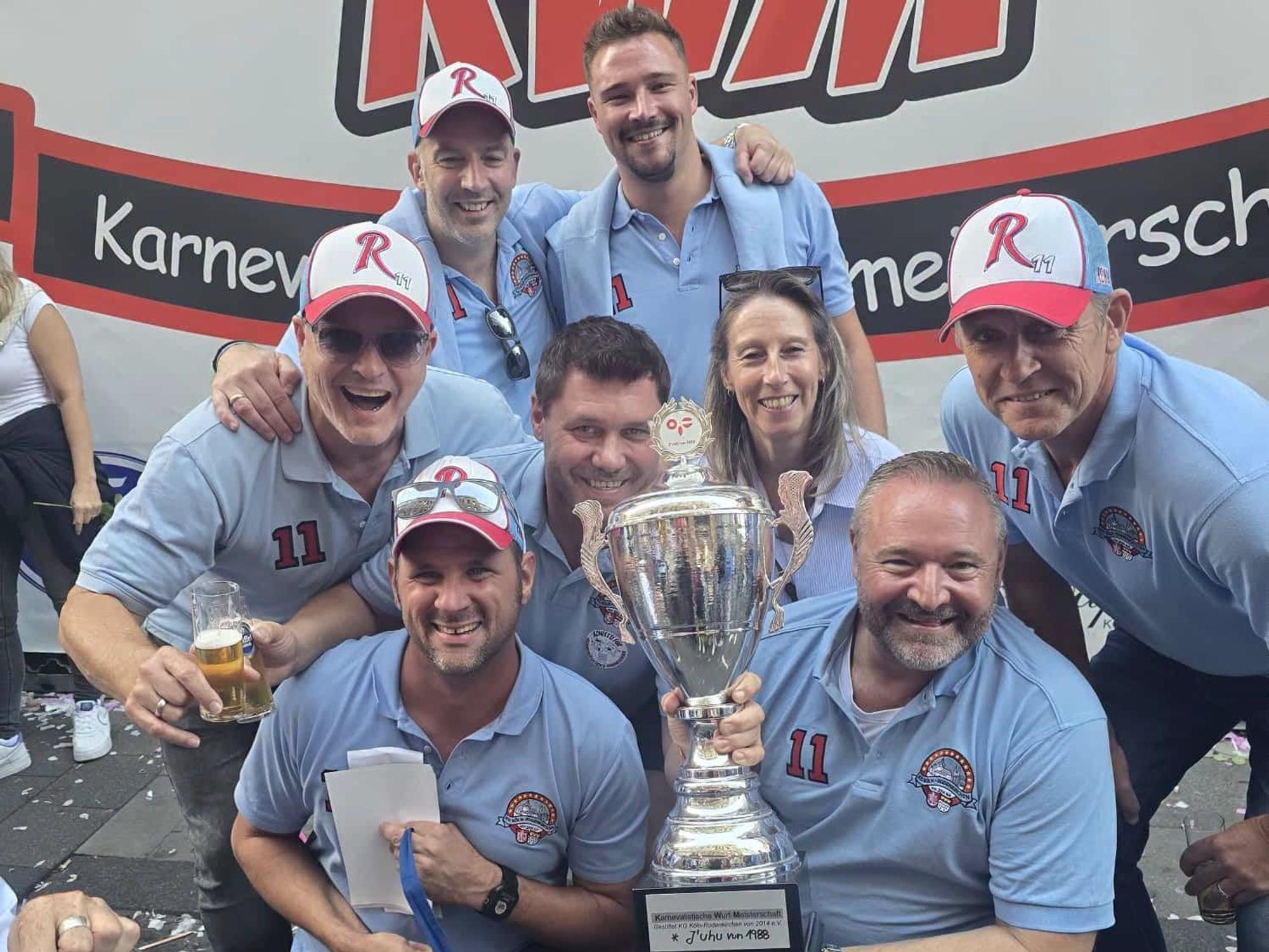 Das Team der KG Köln-Rodenkirchen mit Siegerpokal.