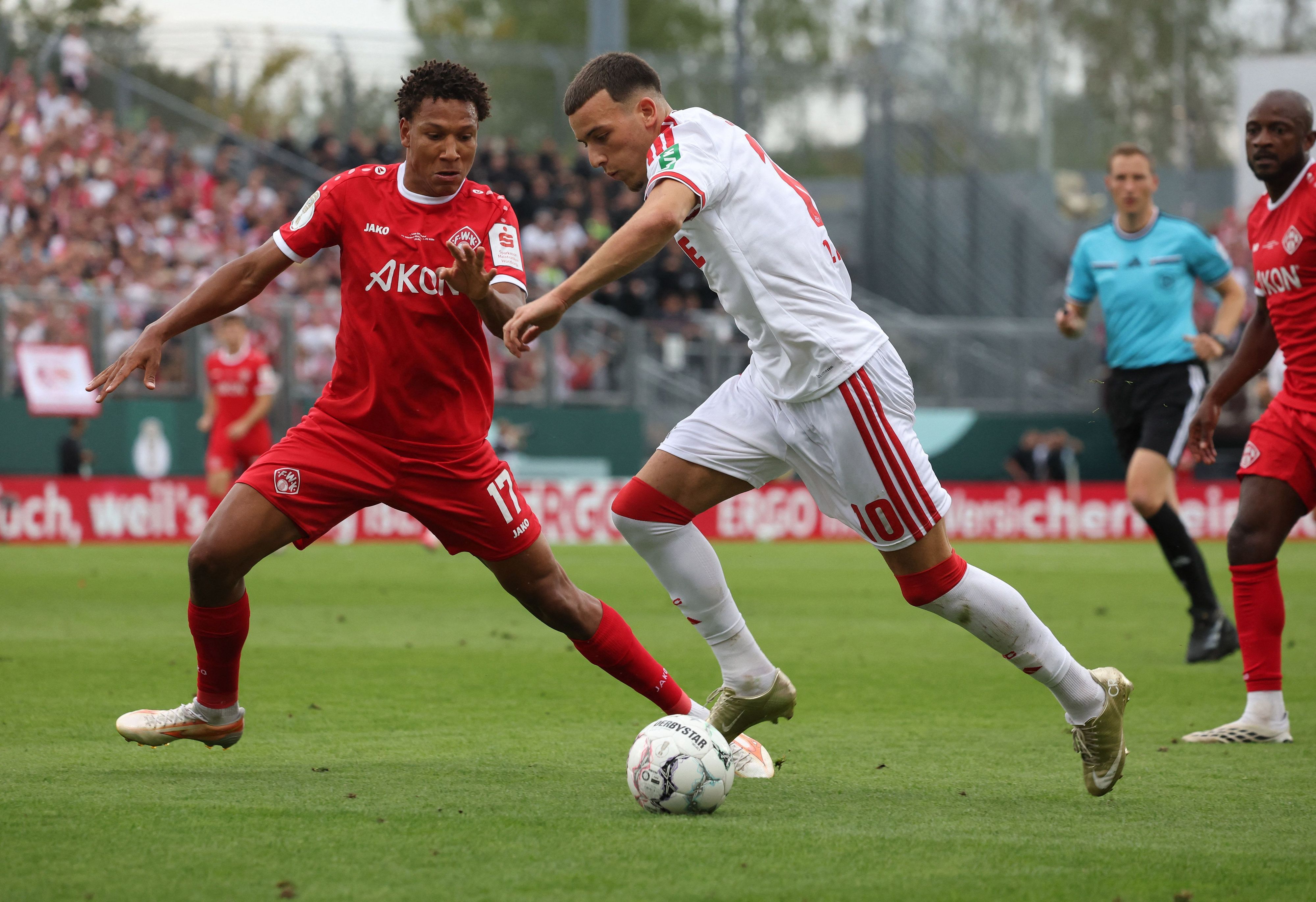 Said El Mala (r) von Köln und Liam Omore von Würzburg, kämpfen um den Ball.