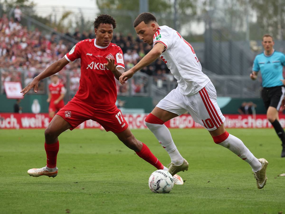 Said El Mala (r) von Köln und Liam Omore von Würzburg, kämpfen um den Ball.