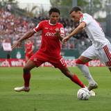 Said El Mala (r) von Köln und Liam Omore von Würzburg, kämpfen um den Ball.