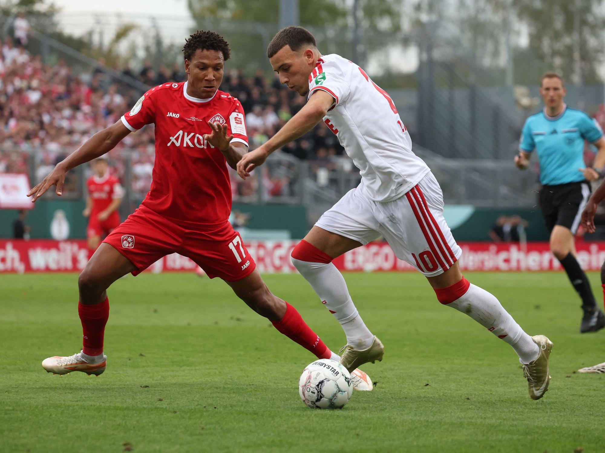 Said El Mala (r) von Köln und Liam Omore von Würzburg, kämpfen um den Ball.