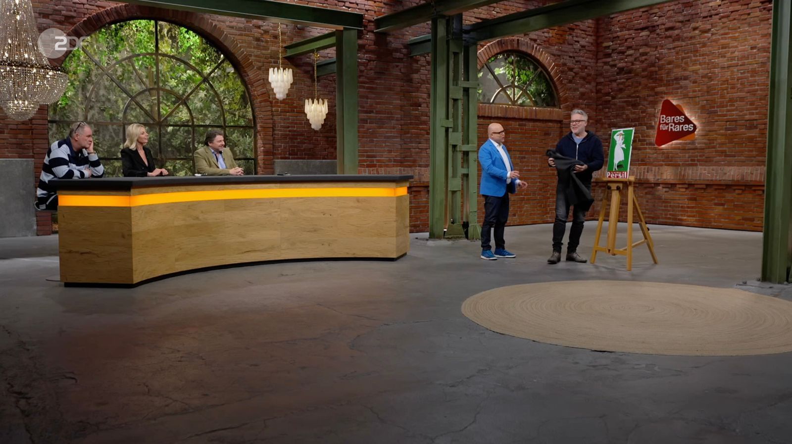 Im Händlerraum wollte Jan Cizek (rechts) das Schild am liebsten direkt mitnehmen. (Bild: ZDF)
