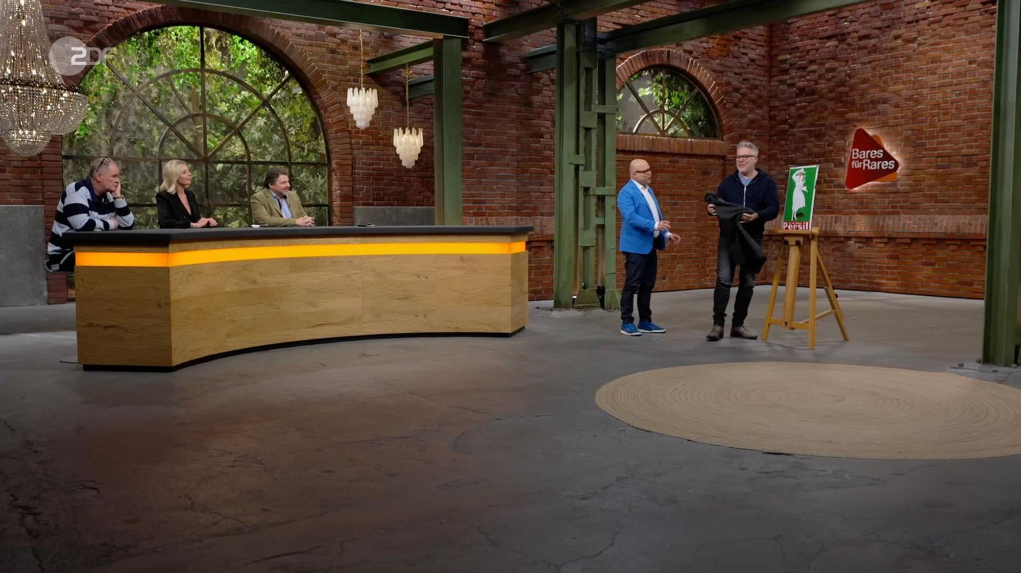 Im Händlerraum wollte Jan Cizek (rechts) das Schild am liebsten direkt mitnehmen. (Bild: ZDF)