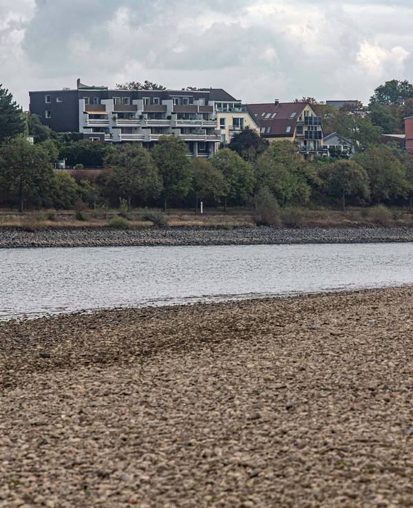 Blick auf das ausgetrocknete Flussbett des Rheins und Porz.