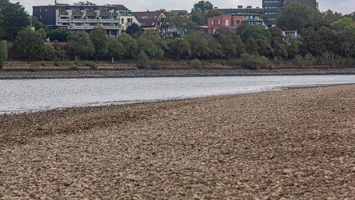 Blick auf das ausgetrocknete Flussbett des Rheins und Porz.