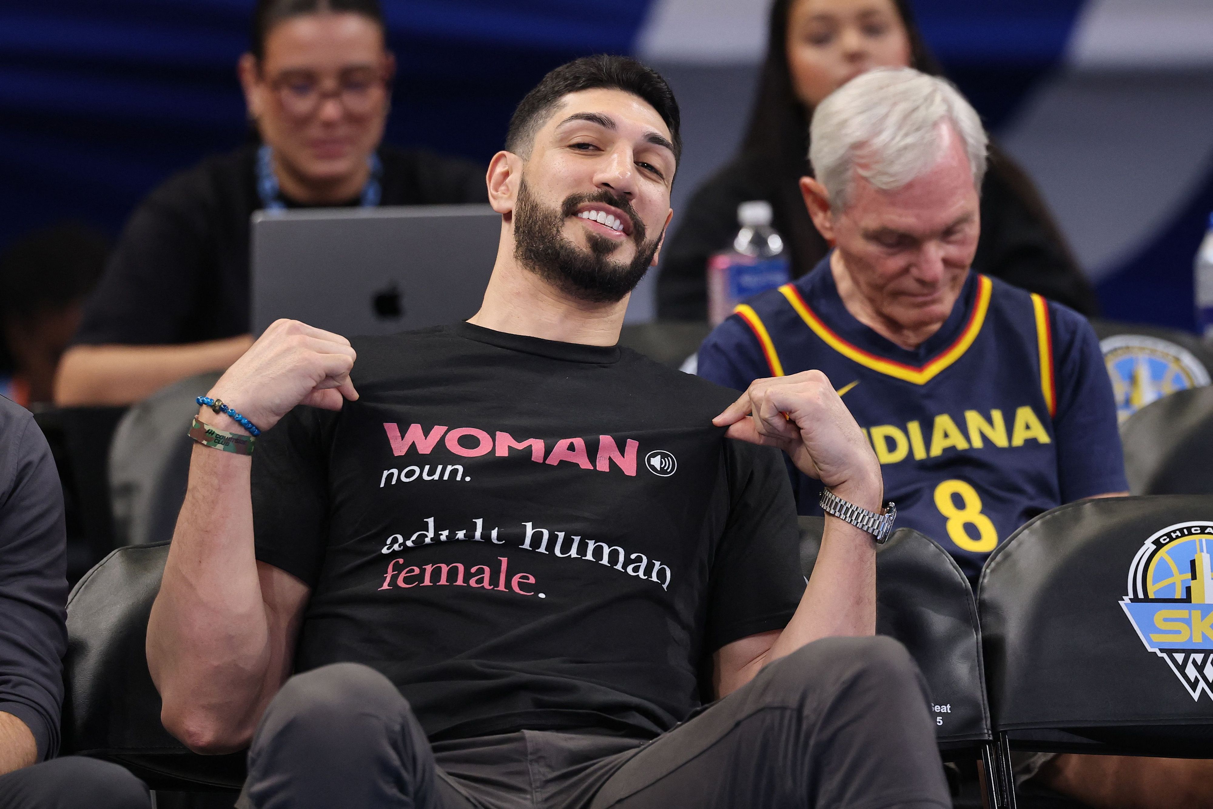 Enes Kanter Freedom und T-Shirt mit Zuschauer