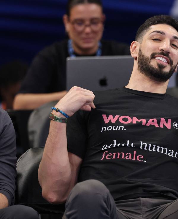 Enes Kanter Freedom und T-Shirt mit Zuschauer