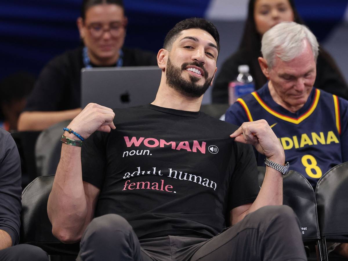 Enes Kanter Freedom und T-Shirt mit Zuschauer