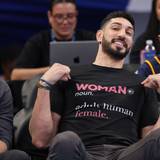 Enes Kanter Freedom und T-Shirt mit Zuschauer