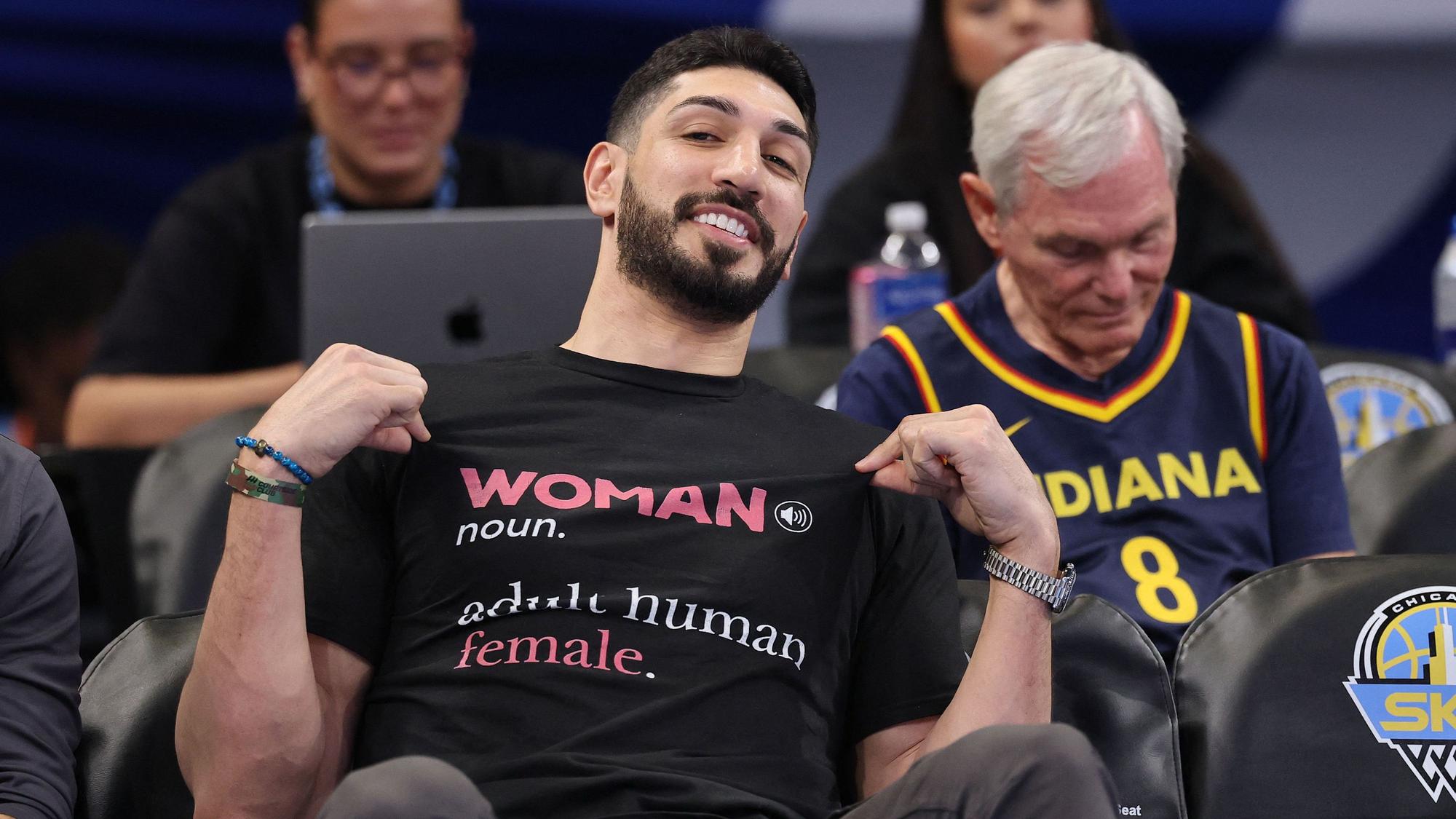 Enes Kanter Freedom und T-Shirt mit Zuschauer