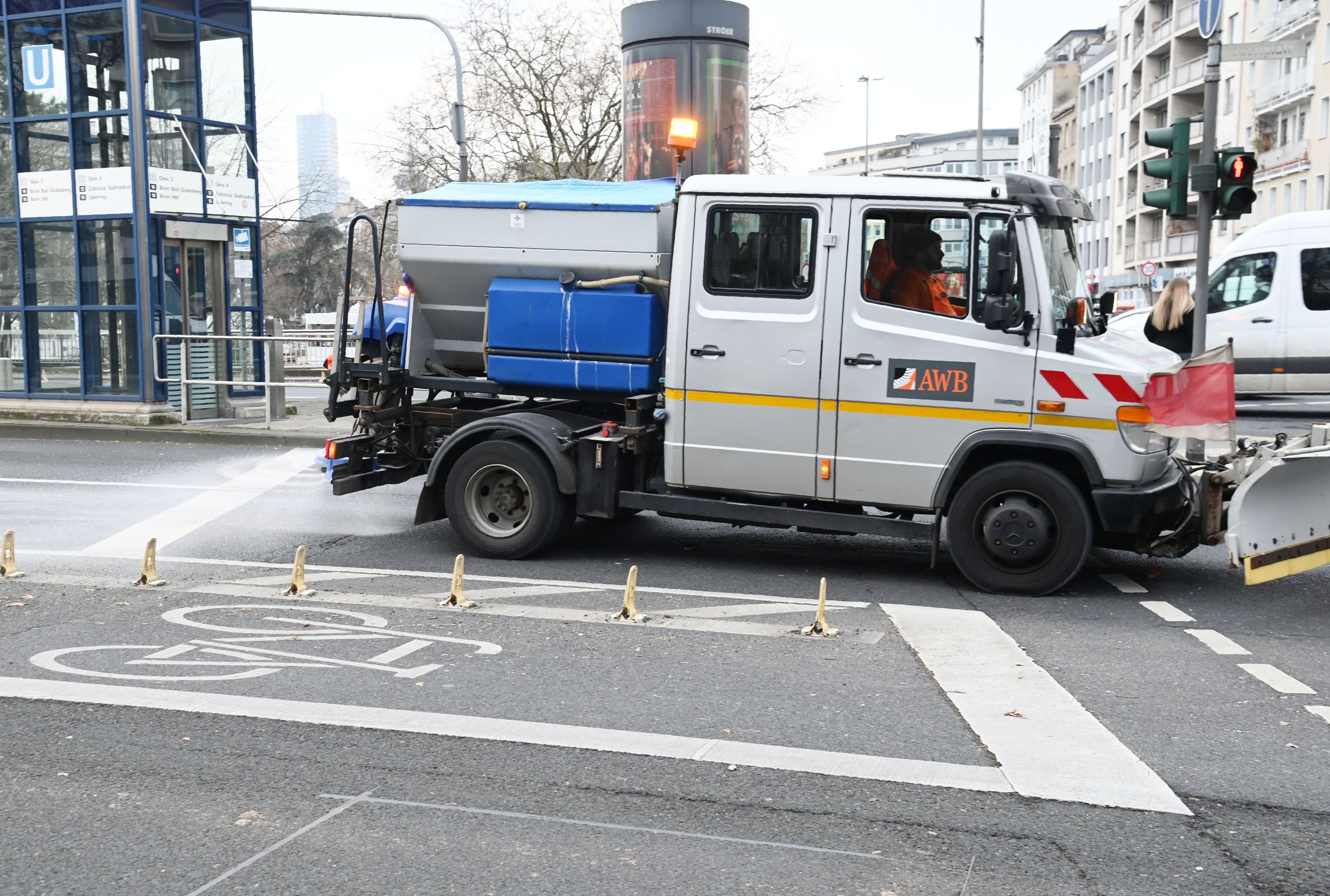 Ein Streufahrzeug der AWB fährt am Ebertplatz
