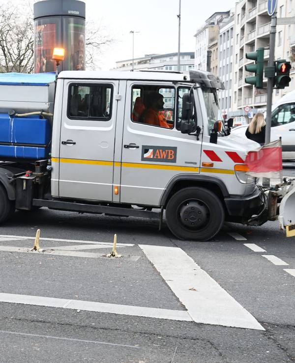 Ein Streufahrzeug der AWB fährt am Ebertplatz