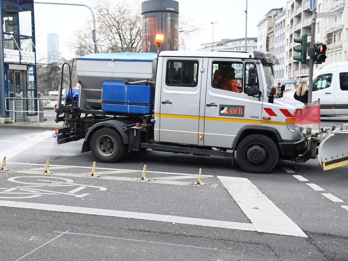 Ein Streufahrzeug der AWB fährt am Ebertplatz