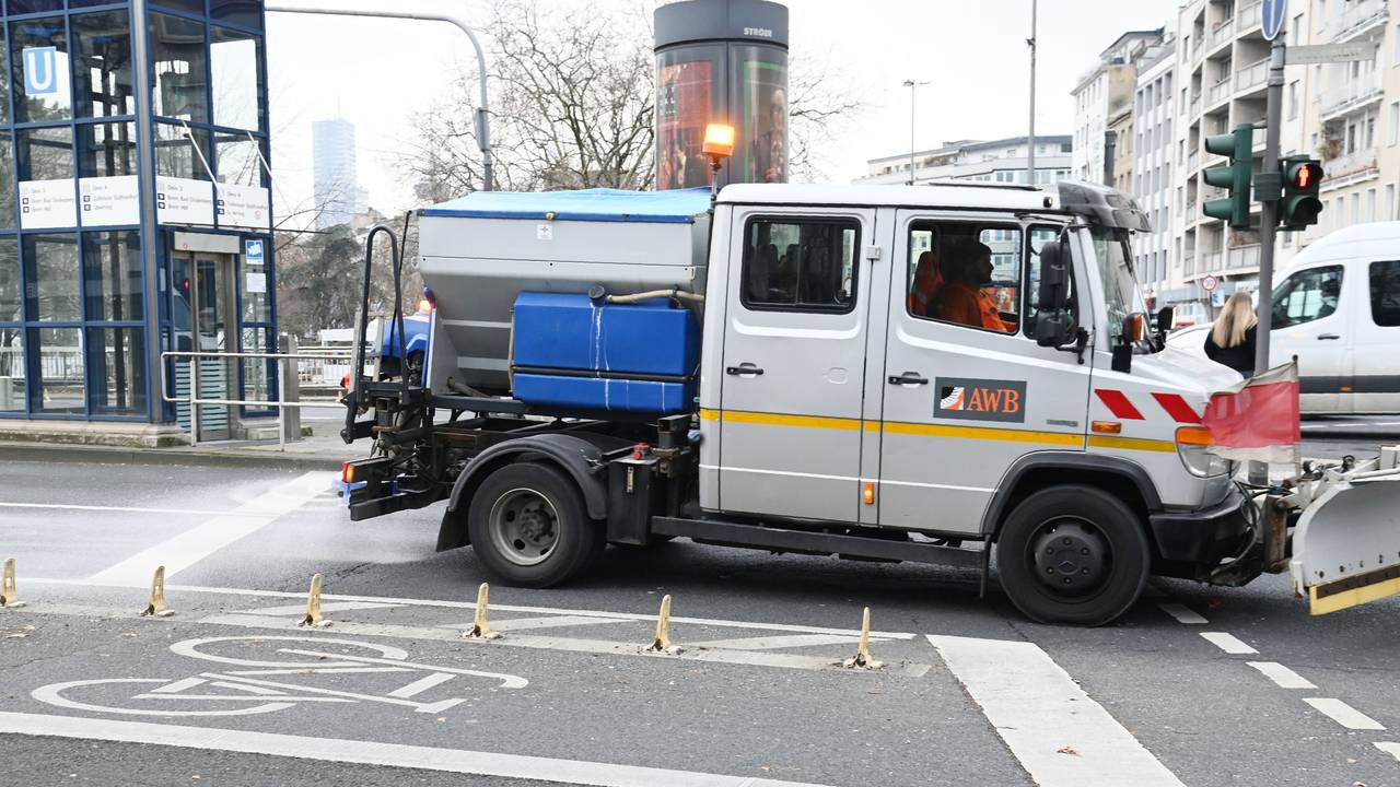 Ein Streufahrzeug der AWB fährt am Ebertplatz