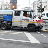 Ein Streufahrzeug der AWB fährt am Ebertplatz