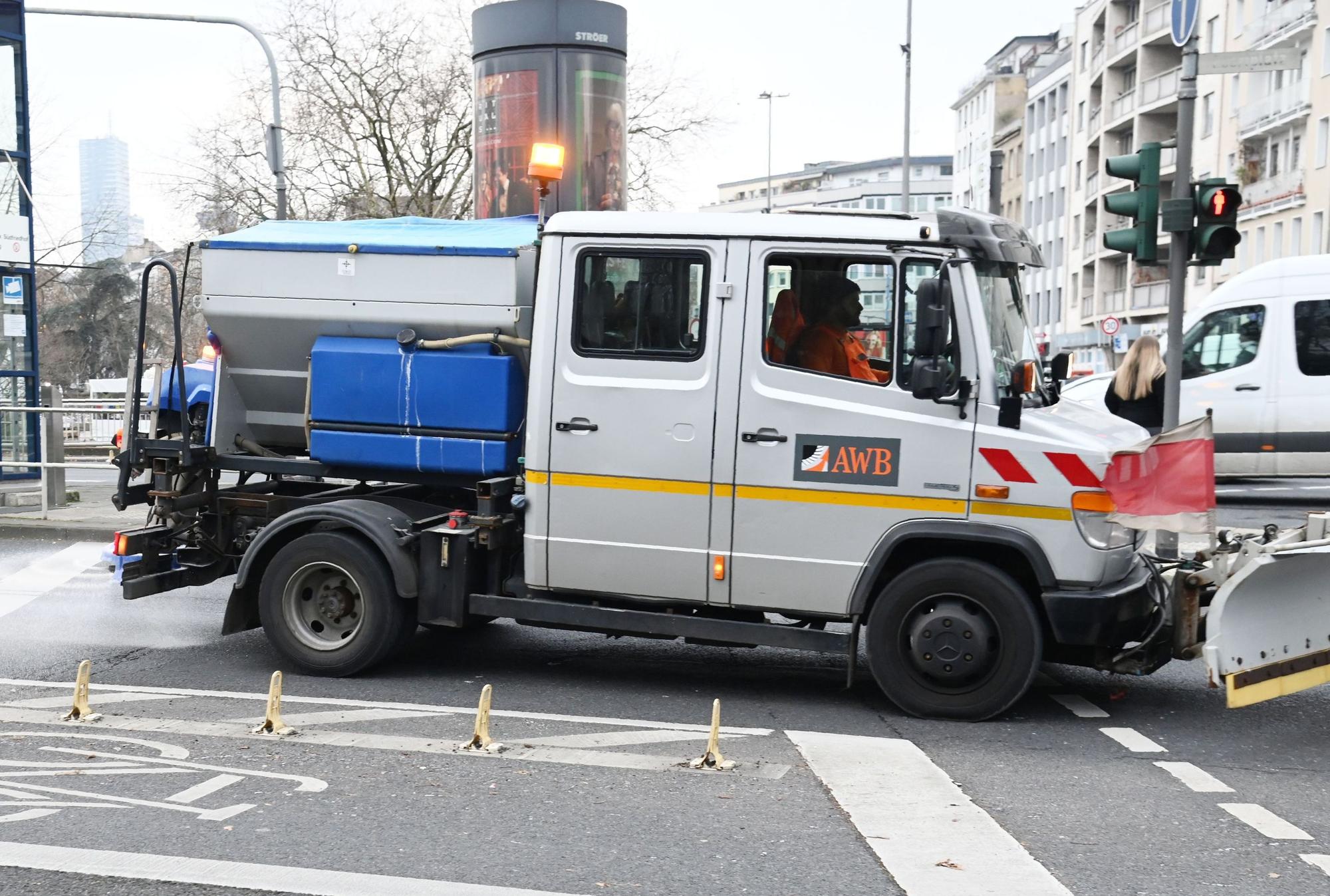 Ein Streufahrzeug der AWB fährt am Ebertplatz