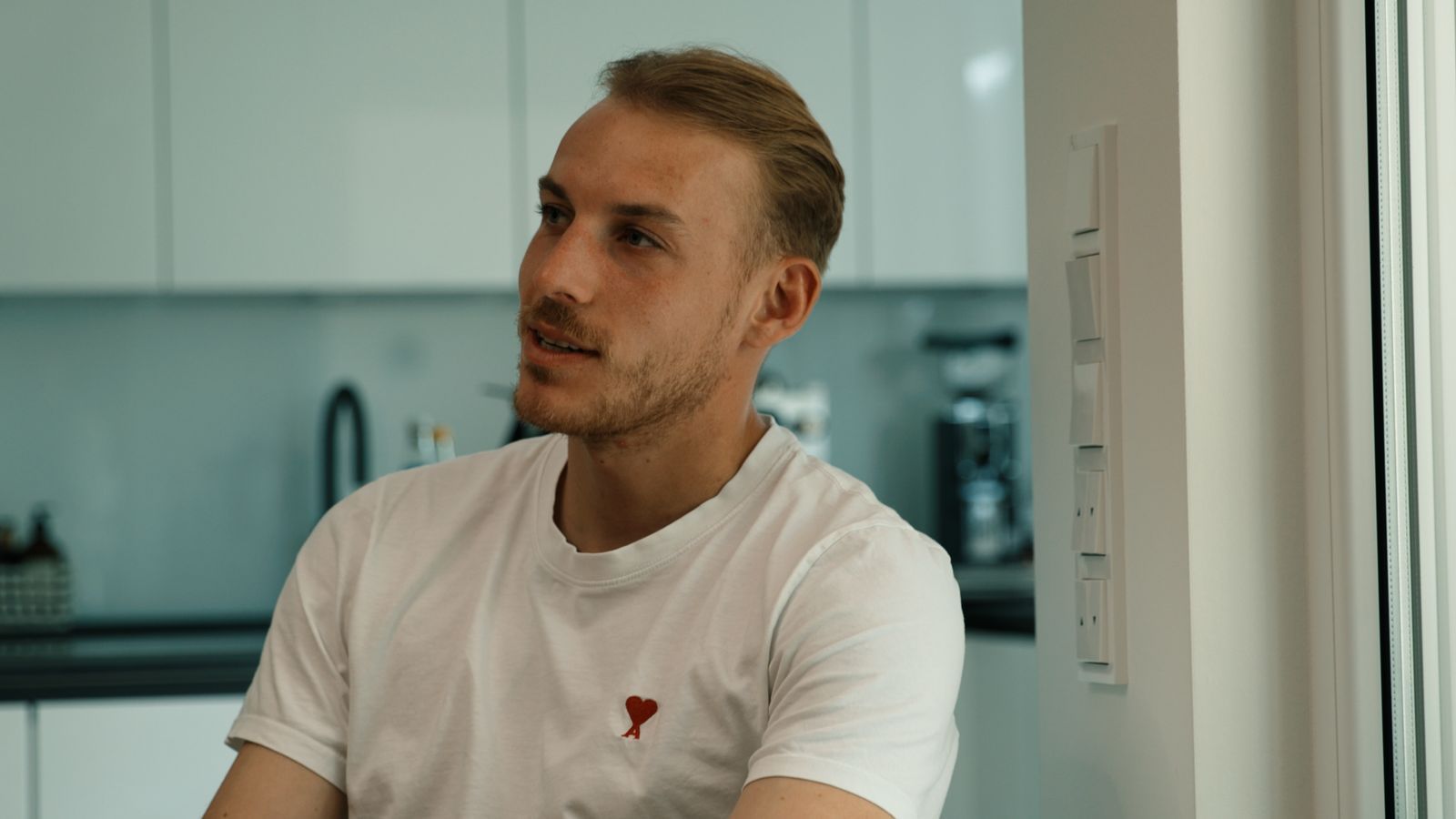 Sie haben es durchgezogen: Timo Becker ist einer der Kronzeugen in der Sky-Doku „Mythos Schalke - Ein Leben lang“. Er erzählt immer wieder davon, wie sich die atemberaubende jüngste Saison aus Sicht der Spieler anfühlte. (Bild: Sky / mach2media)