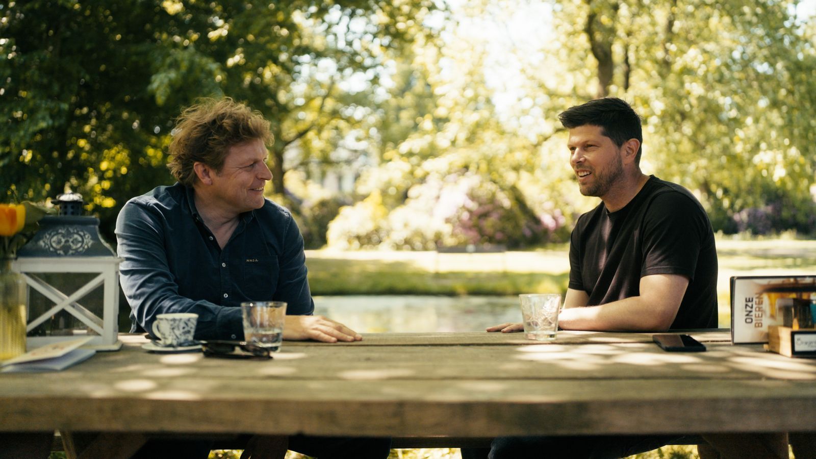 Legentreffen in Holland: Youri Mulder (links) und Klaas-Jan Huntelaar prägten die Geschichte der Schalker über viele Jahre. Mulder ist seit 2024 als Direktor Profifußball beim FC Schalke 04 tätig. (Bild: Sky / mach2media)