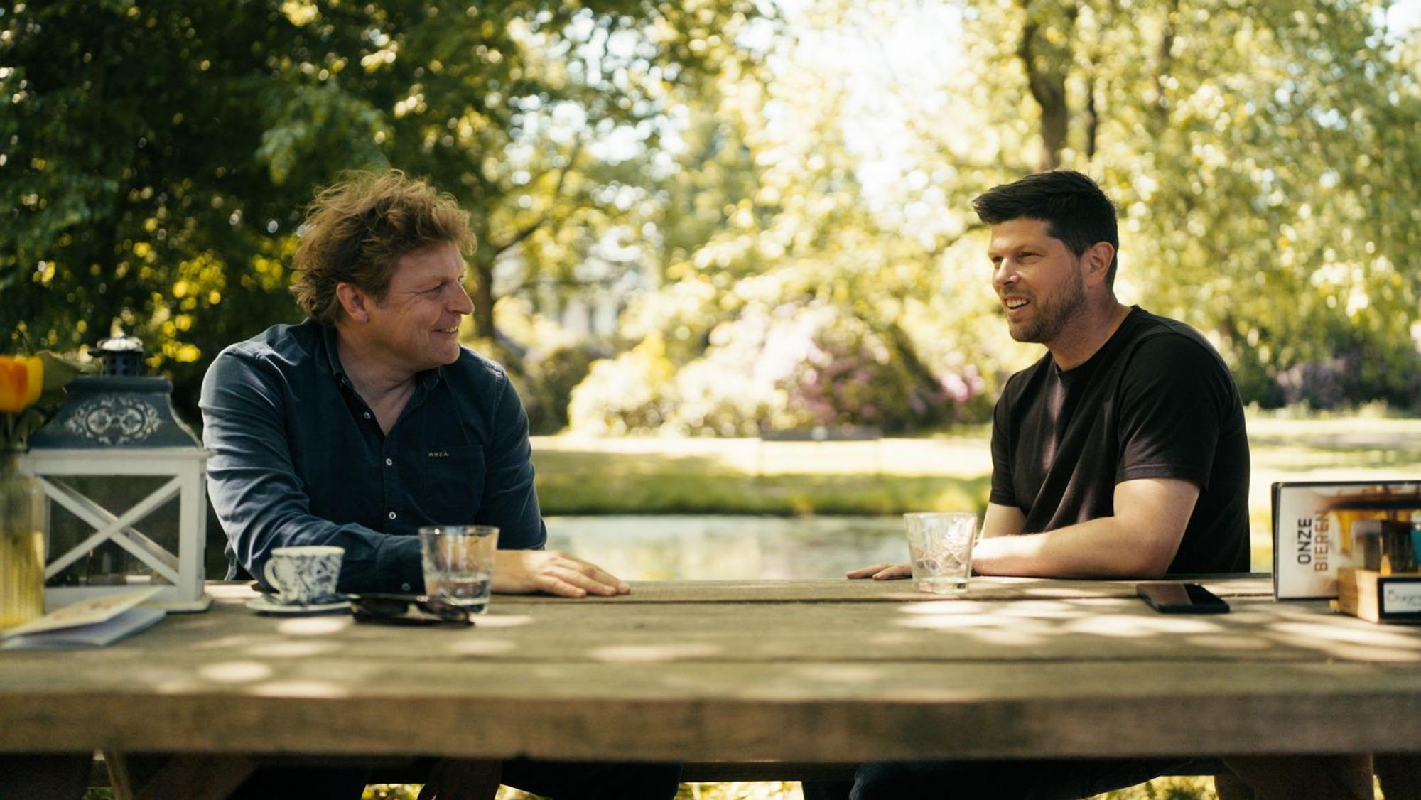 Legentreffen in Holland: Youri Mulder (links) und Klaas-Jan Huntelaar prägten die Geschichte der Schalker über viele Jahre. Mulder ist seit 2024 als Direktor Profifußball beim FC Schalke 04 tätig. (Bild: Sky / mach2media)