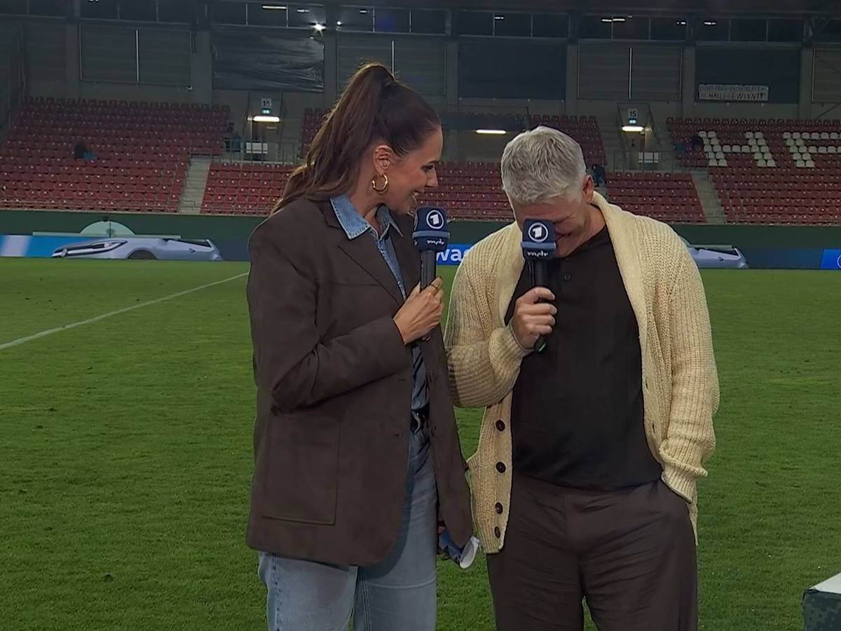 Esther Sedlaczek scherzt mit Bastian Schweinsteiger.