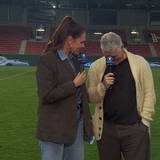 Esther Sedlaczek scherzt mit Bastian Schweinsteiger.