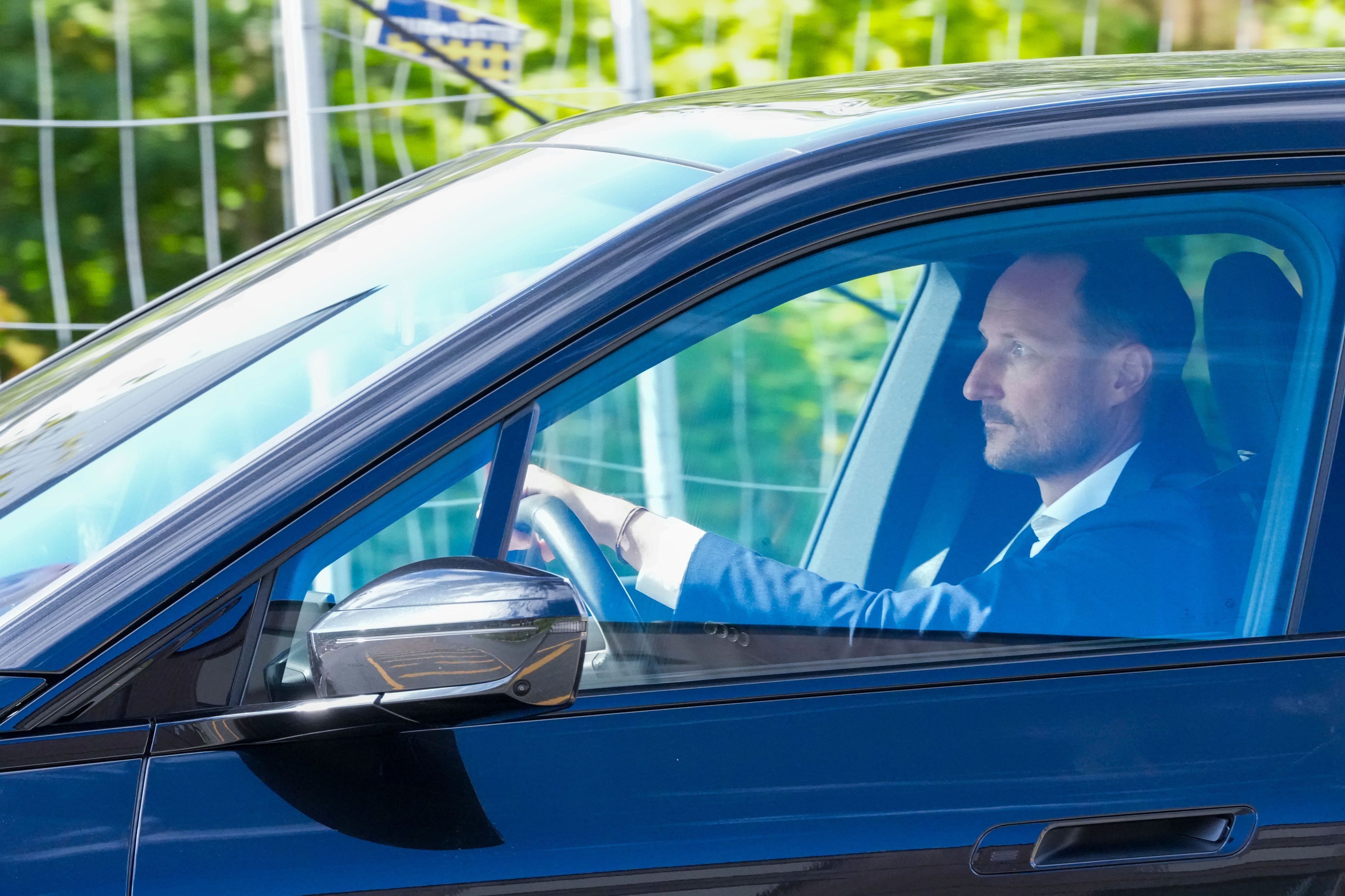 Kronprinz Haakon verlässt im Auto das Nationalkrankenhaus, wo sein Vater König Harald V. liegt.